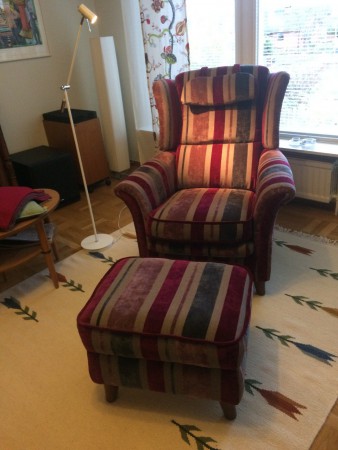 Fåtölj och pall omklädda i tyget Hever Stripe från Sanderson.